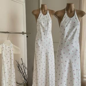 Vestido Maxi de Verano para Mujer, Diseño Floral Blanco, Cuello Halter, Espalda Descubierta, Cintura Ajustada, OEM ODM - Product Image 4