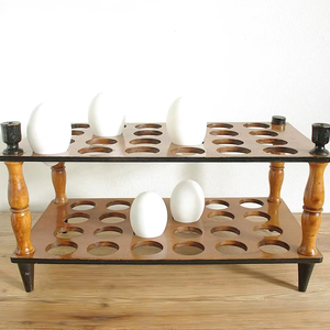 Estante para huevos de madera hecho a mano para criadores de pollos, ideal para exhibir huevos frescos de granja con atractivo natural rústico - Product Image 1