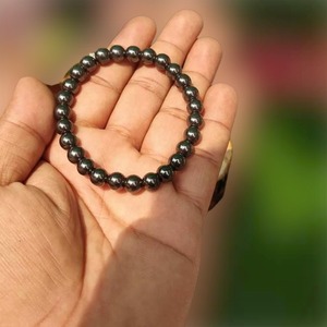 Bracelets magnétiques en hématite de conception unique pour la mise à la terre ou l'équilibre et le soutien énergétique holistique disponible à un prix raisonnable - Product Image 2