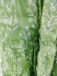 ชุดเดรสสั้นแขนบานลายดอกไม้สีเขียวแปลกใหม่สำหรับผู้หญิงชุดกระโปรงชั้นและเสื้อ Pintuck - Product Image 4