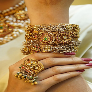 Brazaletes clásicos de latón estilo moneda de oro 'Kasu Mala' con piedras de rubí. Disponible a precios de mayoreo. - Product Image 2