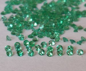 Émeraude verte de qualité supérieure naturelle 1.5mm coupe diamant rond - Product Image 1