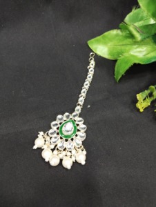 Conjunto de Collar de Novia Kundan Plateado con Esmalte Verde y Aretes Jhumka con Perlas Colgantes para Mujer - Product Image 3
