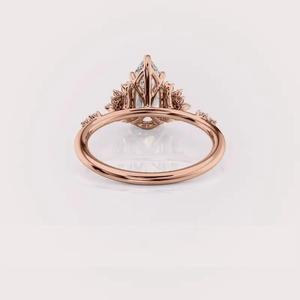 แหวนเพชรเม็ดเดี่ยวทรงลูกแพร์เพาะเลี้ยงในห้องปฏิบัติการ พร้อมใบรับรอง IGI ฝังเพชรแบบไมโครพาเว่ ชุบโรเดียม ทอง 9K สีเหลือง/สีโรสโกลด์/สีขาว - Product Image 4