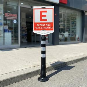 Juego de delimitadores con señal de advertencia negra tipo bolardo con la inscripción 'No Estacionar' en frente a la farmacia - Product Image 2