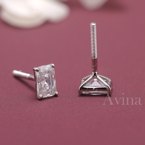 Boucles d'oreilles clous en diamant de laboratoire certifié IGI, taille radiant, or 18 carats, solitaire rectangulaire - Product Image 4