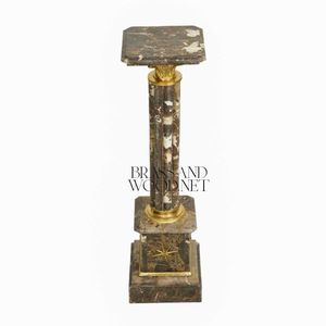 Pedestal de Mármol Marrón Emperador Oscuro de Lujo con Detalles Ornamentales de Latón Dorado - Product Image 1