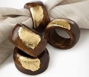 Los lujosos servilleteros con acabado dorado martillado mejoran la decoración de la mesa con un brillo elegante perfecto para ocasiones especiales - Product Image 3