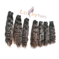 Cheveux humains indiens bruts 100 % naturels, qualité supérieure, ondulés pour femmes, style vague d'eau douce, exportés directement de l'usine en Inde.
