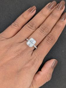 แหวนหมั้นสไตล์วินเทจประดับเพชรโมอิสซาไนต์ทรงเรเดียนท์คัท 2.50 กะรัต จาก Lurba Jewels พร้อมเพชรทรงบาแกตต์ด้านข้าง ตัวเรือนทองคำ 10K แท้ - Product Image 4