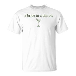 T-Shirt 'Bride-to-Be Tiny Bit Bride' per Cocktail Martini e Addio al Nubilato - Regalo Promozionale per la Festa Nuziale - Product Image 1