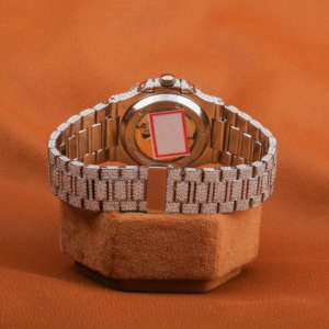 Montre-bracelet en diamant Moissinatie pour femmes avec cadran bleu numérique Montre de luxe personnalisée à la main au design fou Montre entièrement glacée - Product Image 3