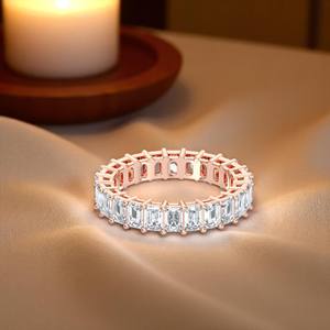 Anillo de compromiso de eternidad completa de diamante moissanita corte esmeralda de 5,00 quilates al por mayor OEM hecho anillos de plata de ley de oro sólido - Product Image 1