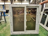 Ventanas de Impacto de PVC y UPVC Personalizadas, Ventanas de Alta Seguridad con Doble Acristalamiento y Vidrio Tintado, Resistentes a Huracanes, con Diseño de Rejilla