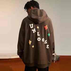 Sudadera con capucha estampada con letras en relieve, tejido polar suave y relajado, perfecta para atuendos informales de invierno. - Product Image 4