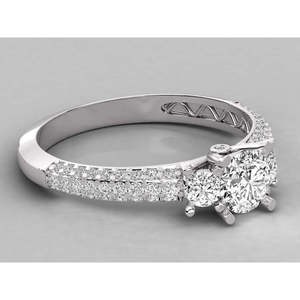 Bague de fiançailles en or jaune 18 carats avec diamant de laboratoire taille radiant, clarté VS et pierre d'accentuation taille poire - Product Image 1