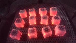 Idéal pour la fabrication de briquettes, ces cubes, issus de charbon de bois de coque de noix de coco indonésienne, se prêtent bien à diverses productions. - Product Image 5