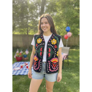 Gilet en velours brodé Suzani noir jais avec des détails dorés tournesol et rose pâle - Le motif fleur de souci pour l'habillement extérieur - Product Image 6
