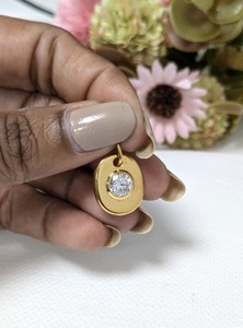 จี้เพชรโมอิสซาไนต์ทรงกลม 0.80 กะรัต ประดับขอบแบบเซ็ตโซลิแทร์ สำหรับงานแต่งงาน ครบรอบ หรือเป็นเครื่องประดับเสริมเสน่ห์สำหรับผู้หญิง ทำจากทองคำแท้ 14K สีเหลือง ดีไซน์หรูหรา สไตล์คริสเตียน - Product Image 2