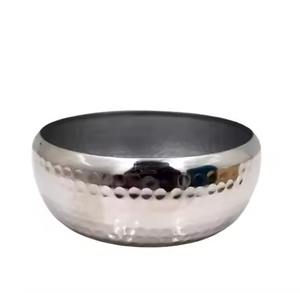 Elegante Juego de Vajilla de Metal para Espacio de Comedor Residencial - Product Image 4