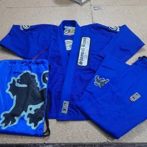 Kimono de karaté bleu pour adulte, imprimé sur le devant, en sergé/toile, unisexe, respirant, confortable, uniforme d'arts martiaux approuvé, origine Royaume-Uni - Product Image 1