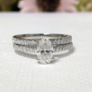 Lurba Jewels - Juego de Anillos de Compromiso y Boda con Diamante Cultivado en Laboratorio de 1 Quilate, Corte Ovalado, Oro Blanco de 10K/14K/18K, Certificado IGI - Product Image 1