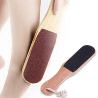 Épurateur de pieds de pédicure en bois avec poignée pour l'élimination des callosités sèches et mortes grattoir à talon pour pieds avec logo personnalisé et emballage