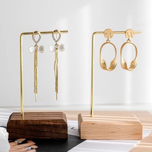 Support à bijoux en or avec plateau rond en bois parfait pour exposer des colliers, des bracelets et des bagues de manière élégante et organisée - Product Image 1