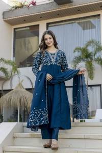 Ensemble Salwar Kameez en taffetas de soie multicolores pour femmes, facile à styliser, idéal pour les occasions festives, les rassemblements décontractés et le port au bureau - Product Image 6