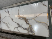 Panneau mural en PVC brillant effet marbre craquelé blanc, gris et or MORLENX pour hôtels, villas et décoration intérieure