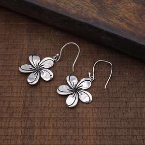 Exclusivos Pendientes Boho con Flores, Pendientes Tribales de Latón para Mujer, Pendientes Colgantes de Plumeria Plateados para Venta al por Mayor OEM ODM - Product Image 5