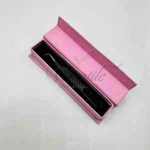 Pinzas de extensión de pestañas delgadas de 90 grados con logotipo personalizado, pinzas de pestañas de recogida de volumen negro de acero sostenible probadas a mano - Product Image 4