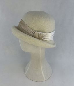 Chapeaux Bob en Laine Tricotés Personnalisés pour Femmes – Modèles Peintre Tendance et Colorés - Product Image 3