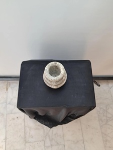 Jarrón de Anillo de Piedra de Travertino Hecho a Mano, Diseño Escultural Moderno, Textura Natural, Pieza Decorativa Duradera para una Decoración del Hogar Elegante - Product Image 3
