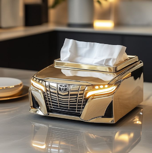 Luxueuse boîte à mouchoirs rectangulaire dorée avec un motif en relief complexe le long de la base et du dessus. Disponible au prix de gros. - Product Image 6