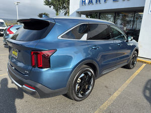Kia Sorento hybride SX Prestige AWD 2025 bleu éclatant, d'occasion, avec toit ouvrant, démarrage à distance, sièges en cuir, boîte automatique, jantes en alliage - Product Image 3