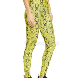 Mallas de Yoga de longitud media con logotipo personalizado para mujer, cintura elástica, patrón sólido, diseño cruzado, venta superior, MOQ bajo de Pakistán - Product Image 4