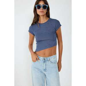 Blusa Corta Informal con Cuello Redondo, 100% Algodón, Bordado de Piedras, Corte Asimétrico, Logotipo en la Parte Delantera - Product Image 1