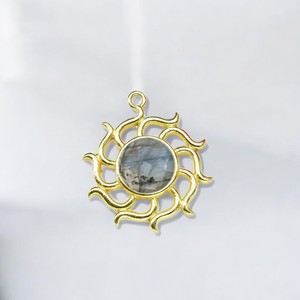 Pendentif rond en pierre précieuse Labradorite plaqué or breloque mode-bijoux à breloques en argent 925-bijoux en gros - Product Image 1