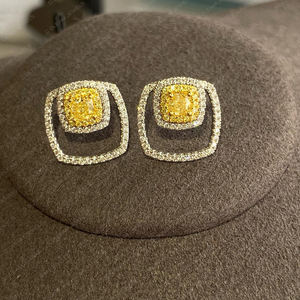 Boucles d'oreilles clous en or blanc avec moissanite jaune certifiée IGI, taille coussin, 40 pierres, style classique, pour mariage et fiançailles - Product Image 2