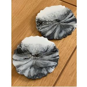 Ensemble élégant de sous-verres en résine faits à la main avec des pierres intégrées artistiques offrant luxe et style à la décoration intérieure - Product Image 1