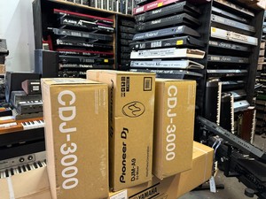 Pioneers CDJ 3000 Multi Player Pioneer DJM A9 DJ Mixer - Product Image 3