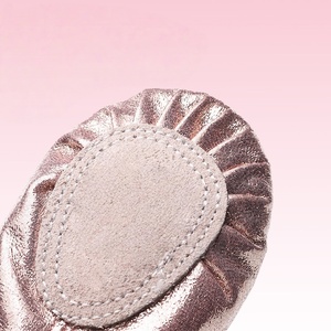 Chaussons de ballet souples pour filles avec empeigne en toile hautement extensible, doublure en coton et semelle extérieure en cuir véritable pour le yoga et la danse - Product Image 3