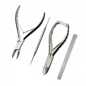 Kit de podologie et de soins des pieds INNOVAMED : Coupe-ongles, pince à ongles incarnés, lime à ongles, instruments de podologie - Product Image 1