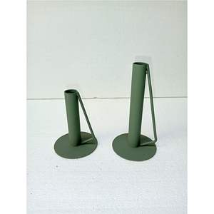 Porte-bougie en métal vert mat minimaliste |   Bougeoir en fer de style nordique |   Ornement de table décoratif Porte-bougie - Product Image 1