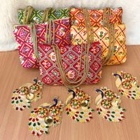 Nouvel arrivage de sacs fourre-tout en soie Patola fabriqués à la main Kumkum Platter Premium cadeaux de retour de mariage Combo sacs en papier promotionnels faits à la main