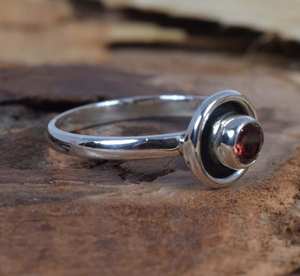 Anillo de Plata de Ley con Granate Rojo, Joyería Hecha a Mano con Piedra de Nacimiento de Enero, Elegante Regalo de Piedra Preciosa para Mujer - Product Image 4