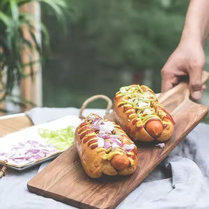 Planche à découper carrée en bois d'acacia avec poignée, lavable au lave-vaisselle, pour steak et fruits, par Saniya Handicraft - Product Image 3