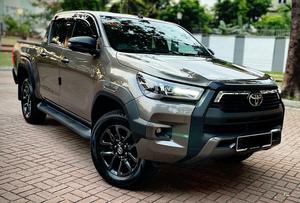 Compre Ahora Camioneta Toyota Hilux 4x4 Seminueva con Volante a la Izquierda - Product Image 3