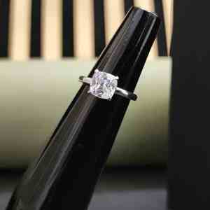 Belle bague de fiançailles unisexe en acier inoxydable 18 carats avec diamant moissanite taille coussin, certifiée IGI, cadeau tendance - Product Image 1